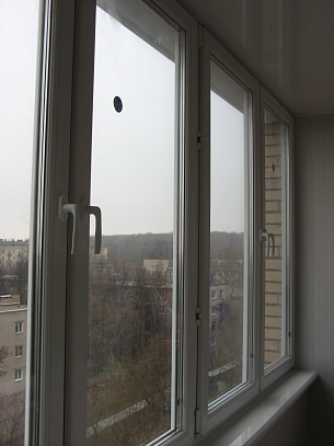 Теплое остекление балкона пластиковыми окнами REHAU Delight